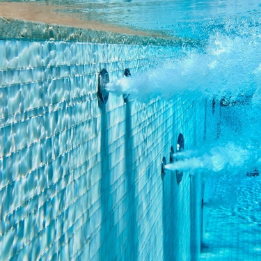 Außenpool Unterwasseransicht mit aktiver Massagestation