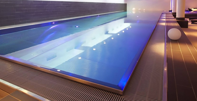 Fitnessstudio mit Pool und Unterwasserbeleuchtung