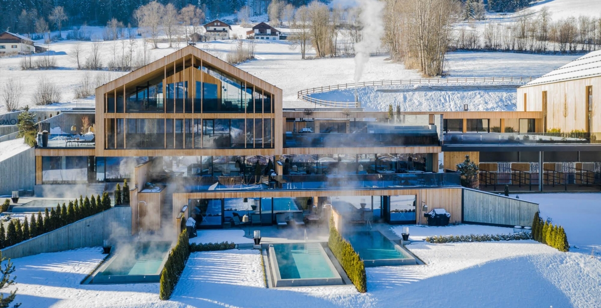 Hotelschwimmbad Außenpool im Hof des Hotels