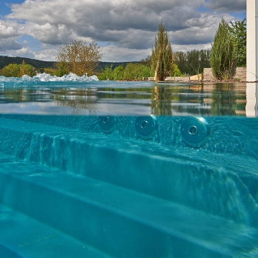 Außenpool mit Unterwasseransicht der Gegenstromanlage