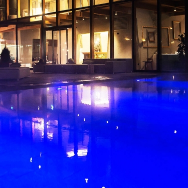 Hotelschwimmbad Außenpool blau beleuchtet