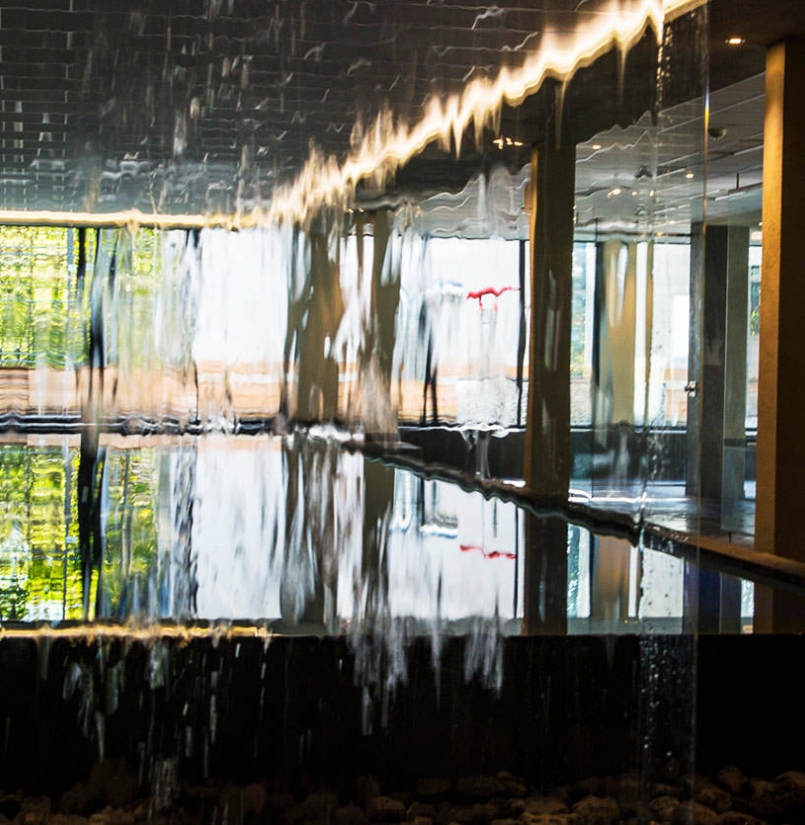 Hotelschwimmbad Innenpool mit Wasserfall