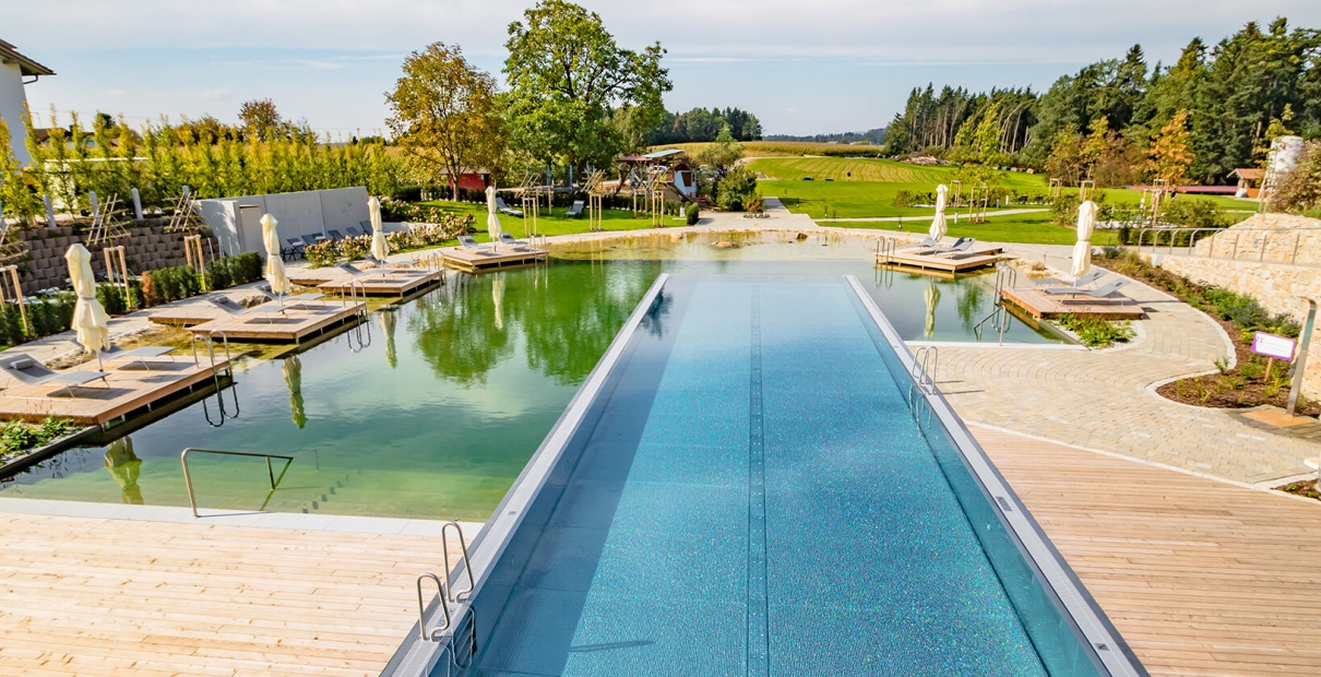 Hotelschwimmbad Aussenpool Streckenschwimmen