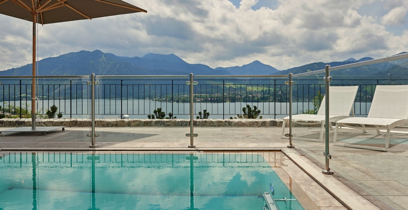 Innenpool mit Aussenbereich und Blick auf den See