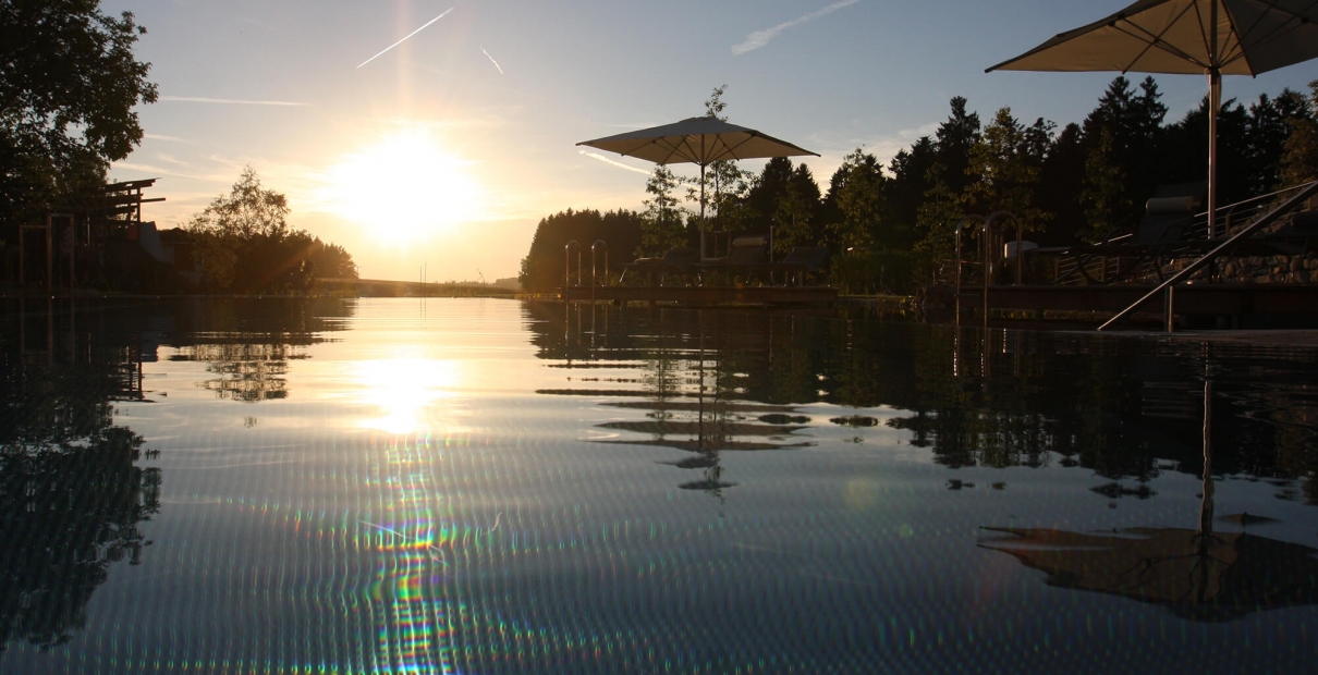 Hotelschwimmbad Aussenpool Abenddämmerung