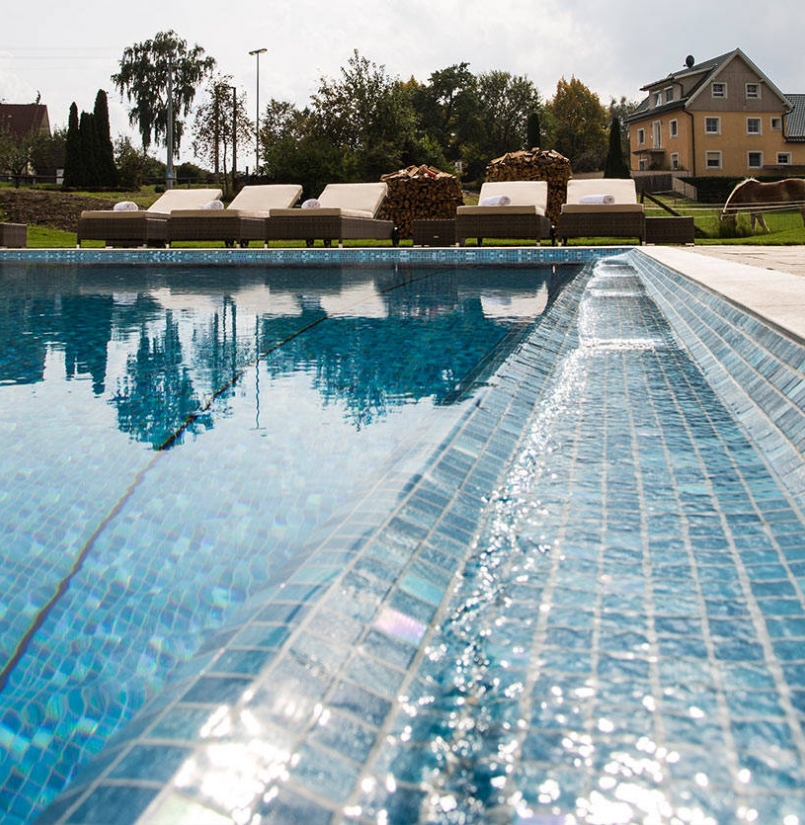 Hotelschwimmbad Außenpool mit Mosaikbecken und Überlaufrinne