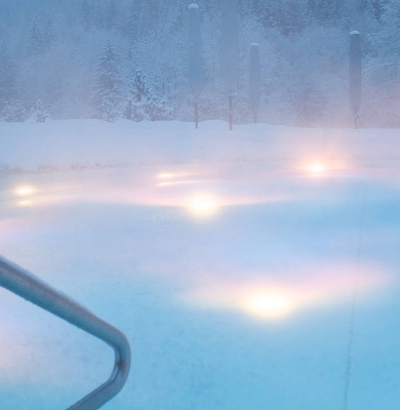 Hotelschwimmbad beleuchteter Außenpool mit Schnee