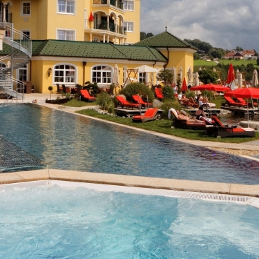 Hotelschwimmbad Außenpool mit Whirlpool