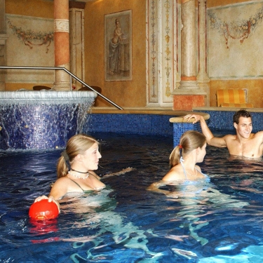 Hotelschimmbad Innenpool mit Springbrunnen und Badegästen