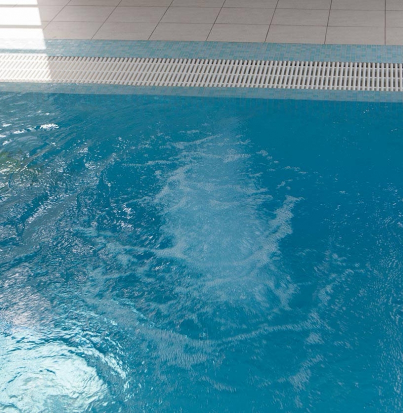 Hotelschwimmbad Innenpool mit aktiver Massagestation