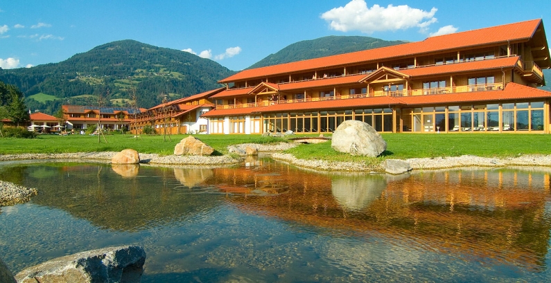 Hotelschwimmbad Naturteich im Außenbereich