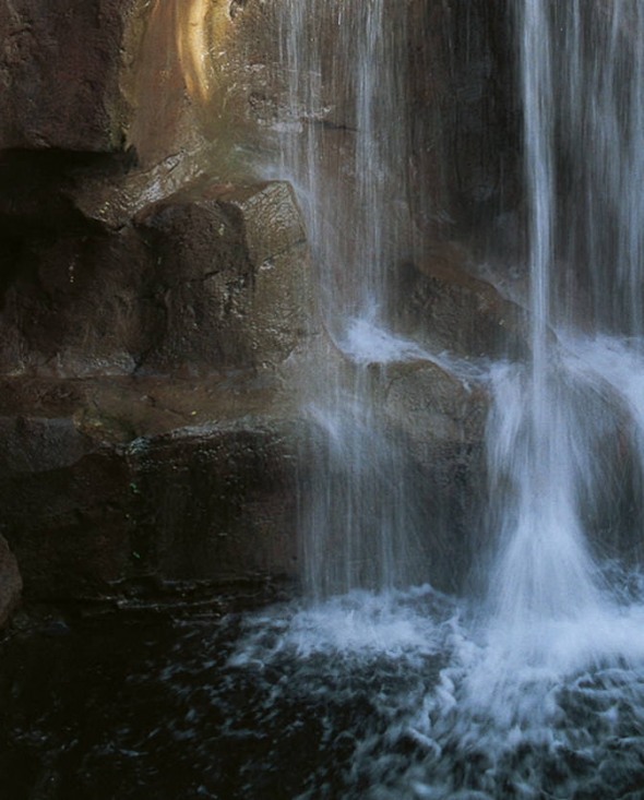 Speziallösung Wasserfall trifft auf die Wasseroberfläche auf