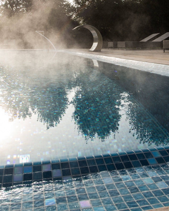 Hotelschwimmbad Außenpool mit Mosaikbecken und Nackenschwall