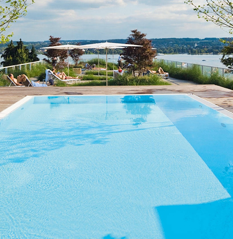 Hotelschwimbad Außenpool mit Holzterrasse