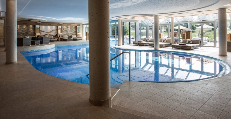 Hotelschwimmbad Innenpool mit Einstiegsbereich und Glasfront