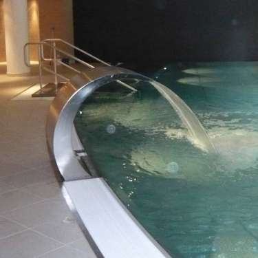 Hotelschwimmbad Innenpool mit aktivem Nackenschwall