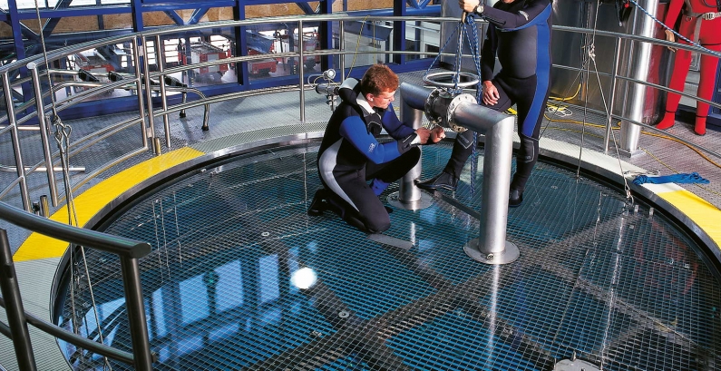 Speziallösung zwei Taucher bei der Montage eines Rohres über dem Tauchturm