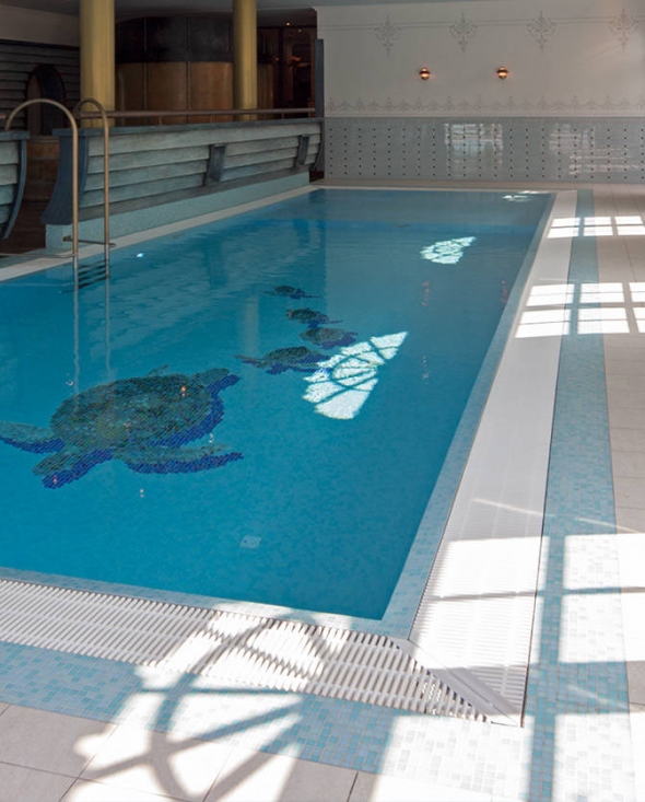 Hotelschwimmbad Innenpool mit Schildkrötenmosaik am Beckenboden