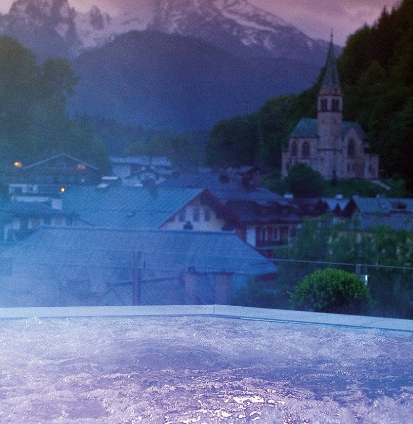 Hotelschwimmbad Außenpool mit Ausblick auf die Stadt