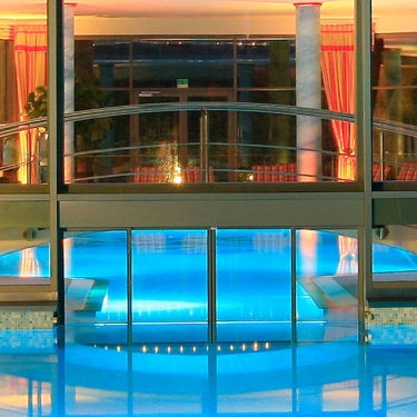 Hotelschwimmbad Übergang zwischen Innen- und Außenpool