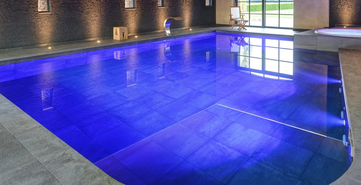 Innenpool blau beleuchtet mit Nackenschwall und Whirlpool