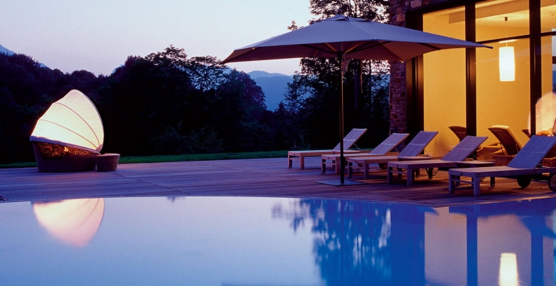 Hotelschwimmbad Außenpool mit Terrasse und Liegestühlen