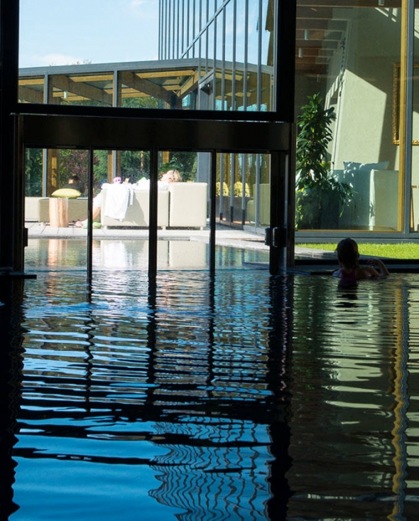 Hotelschwimmbad Innenpool mit Blick auf den Außenbereich