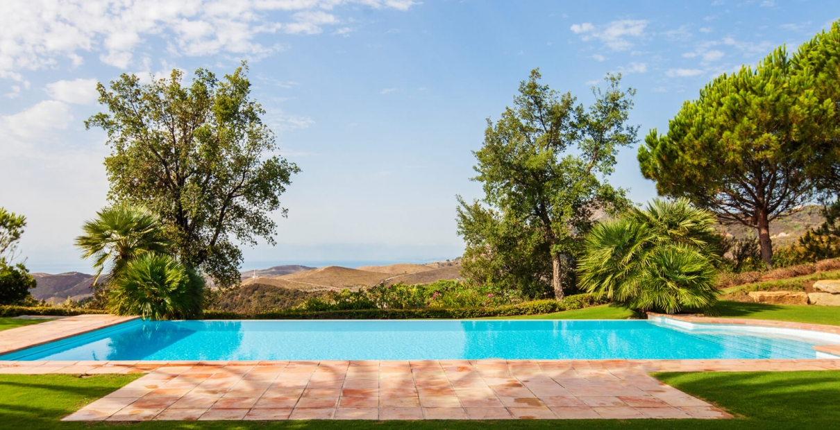 Außenpool mit Blick in die mediterrane Landschaft