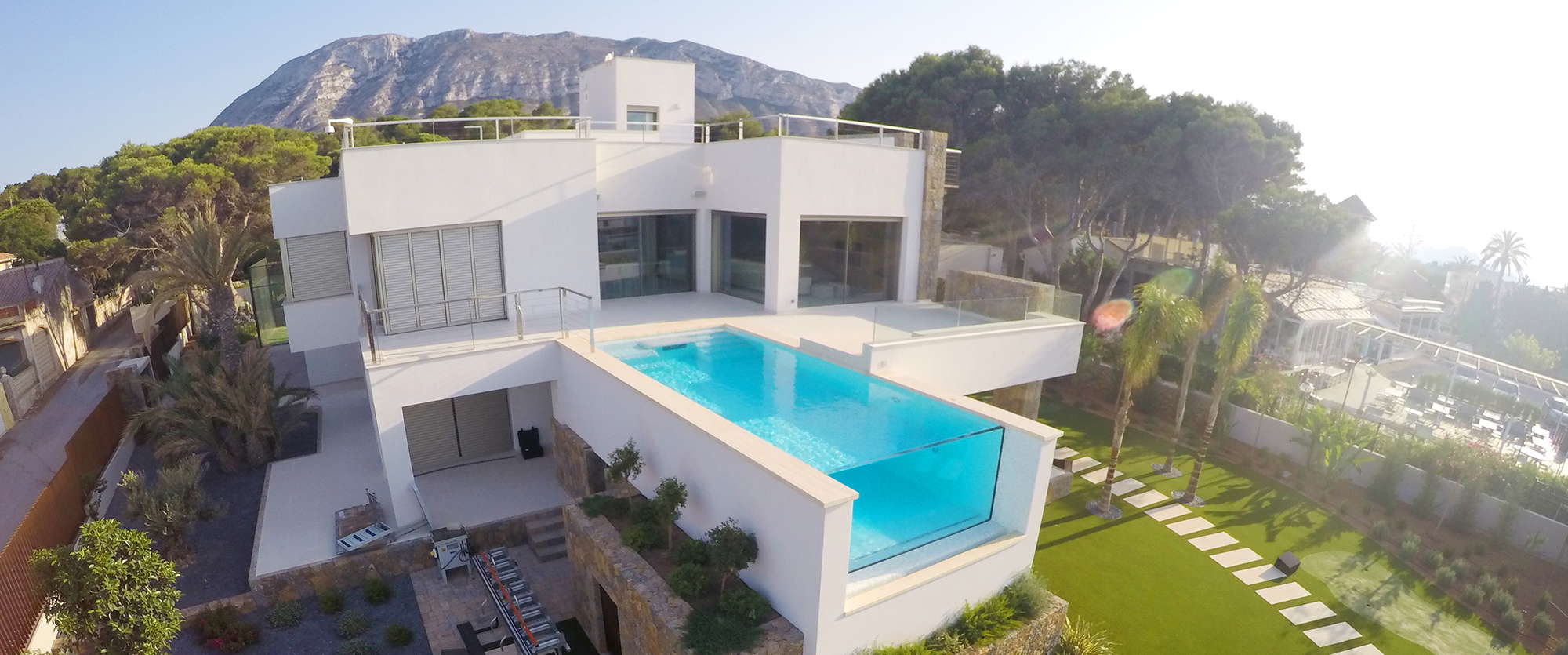 Outdoor pool with sea view